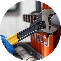 Une personne avec un outil qui tourne un tuyau.