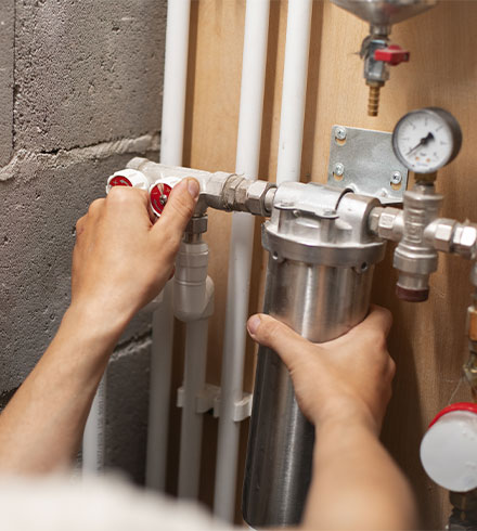 Une personne qui répare un système.