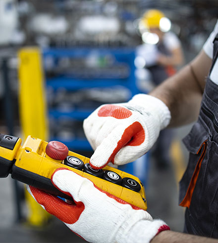 Un homme qui contrôle une machine avec un manette de contrôle.