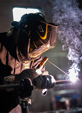 Un homme qui est entrain de souder une pièce.