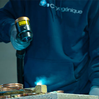 Une personne qui travaille sur une pièce.