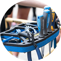 Des outils dans un coffre pour représenter la qualité du travail.