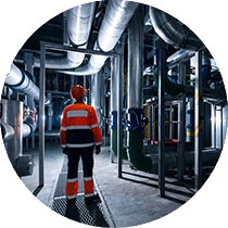 Une personne dans un pièce avec des machines entrain de les vérifier.