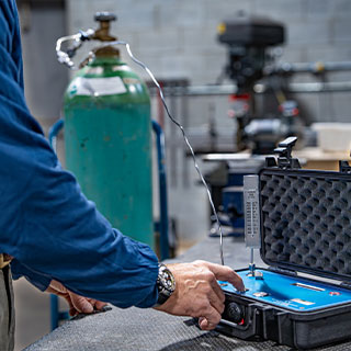Un homme qui évalue la qualité d'un système de gaz.