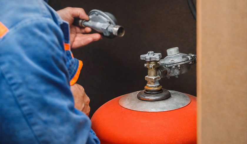 Une personne qui travail sur un système gazier.