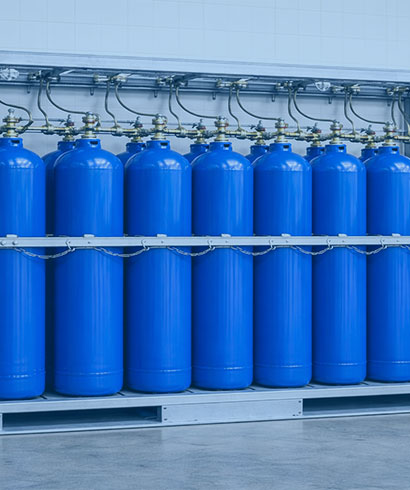 Un rack à cylindre avec des contenants.